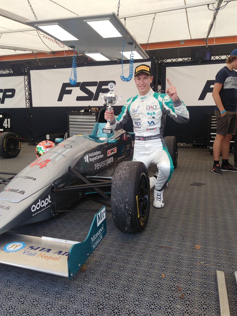 Casper T. Hansen med en af weekendens pokaler